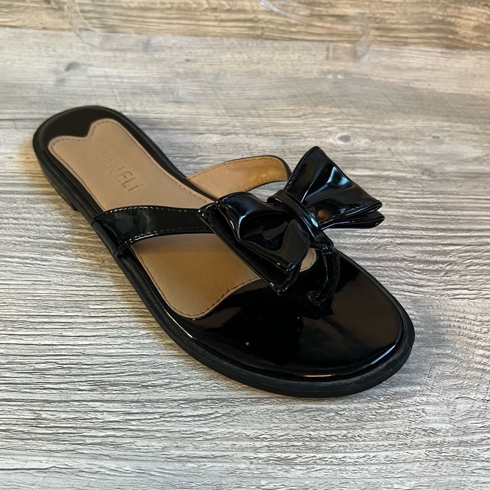 Woman’s Vaneli Iggie black patent bow toe thong sandal size 6